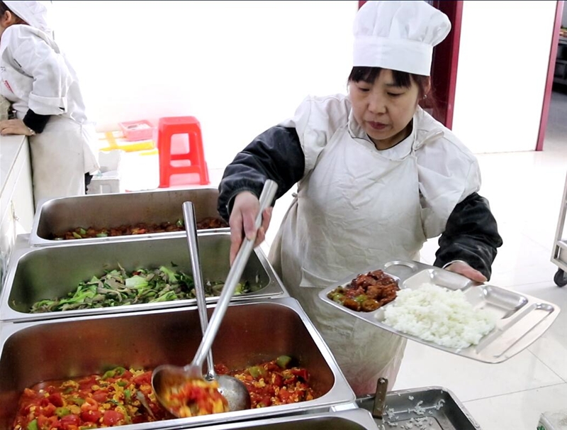 炼钢职工食堂三个转变增强服务意识